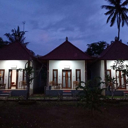 Santhi Guna Bungalow Toyapakeh Екстер'єр фото